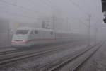 Durch dicken Nebel kommt dieser ICE 1 aus Hamburg und fährt soeben durch den Bahnhof Falkensee.