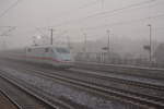 ice-1-br-401/617093/durch-dicken-nebel-kommt-dieser-ice Durch dicken Nebel kommt dieser ICE 1 aus Hamburg und fährt soeben durch den Bahnhof Falkensee. Aufgenommen am 04.12.2016.