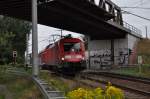 Am 21.08.2013 zieht diese BR 182 (182 008) den RE 1 Richtung Frankfurt Oder. Aufgenommen am Kuhforter Damm in Potsdam.