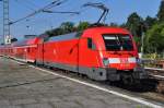 Am 11.08.2013 schiebt diese BR 182 (182 009) den RE 1 Richtung Brandenburg an der Havel. Aufgenommen am Bahnhof Wannsee.