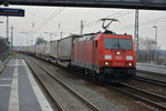 Am 05.03.2016 zieht diese 185 232-6 diesen Güterzug in Richtung Potsdam / Seddin. Aufgenommen bei der Durchfahrt durch den Bahnhof Saarmund.