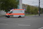deutschland/397838/krankenwagen-mit-sonderrechte-unterwegs-zum-klinikum Krankenwagen mit Sonderrechte unterwegs zum Klinikum in Potsdam. Aufgenommen am 25.10.2014, Potsdam Bildungsforum.