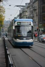 Am 14.10.2015 fährt diese Niederflurstraßenbahn  Cobra . Aufgenommen auf der Bahnhofstrasse in Zürich.