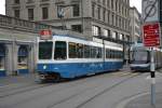 Diese Straßenbahn   Tram 2000 / 2046  fährt am 14.10.2015 auf der Linie 15. Aufgenommen am Rathaus Zürich.
