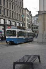 Diese Straßenbahn   Tram 2000 / 2051  fährt am 14.10.2015 auf der Linie 15. Aufgenommen am Rathaus Zürich.