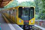 berlin-hk06/444647/hk06-triebzugnummer-1024-1-auf-der-linie HK06 Triebzugnummer 1024-1 auf der Linie U12 unterwegs. Aufgenommen am 19.07.2015 am U-Bahnhof Ruhleben.