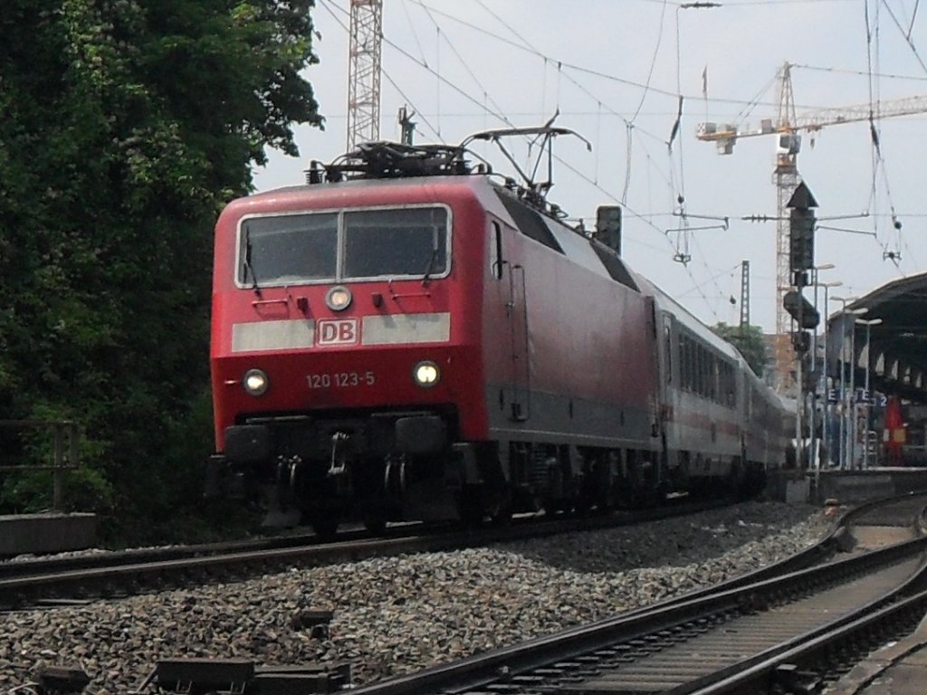 120 123-5 fuhr am 4.7.10 aus dem Bonner Hbf.