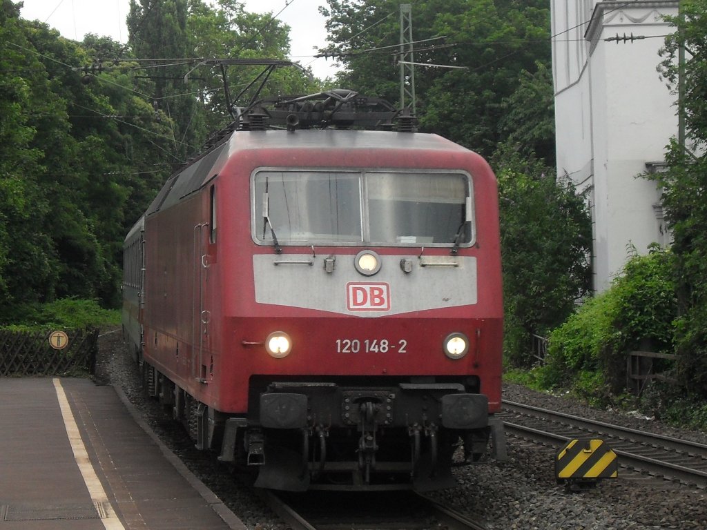 120 148-2 in alter Lackierung mit  L�tzchen  am 6.7.10 im Bonner Hbf.