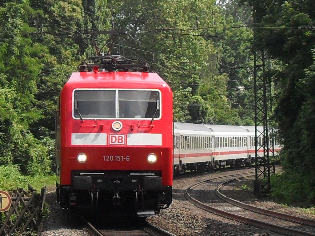 120 151-6 die ehemalige  ZDF-Lok  fuhr am 4.7.10 mit einem IC in den Bonner Hbf.