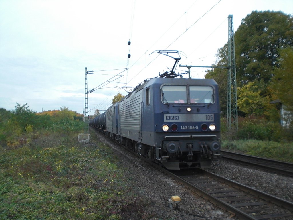 143 186-5 mit einem Kesselwargenzug bei der Durchfahrt in Bonn-Oberkassel am 23.10.2010.