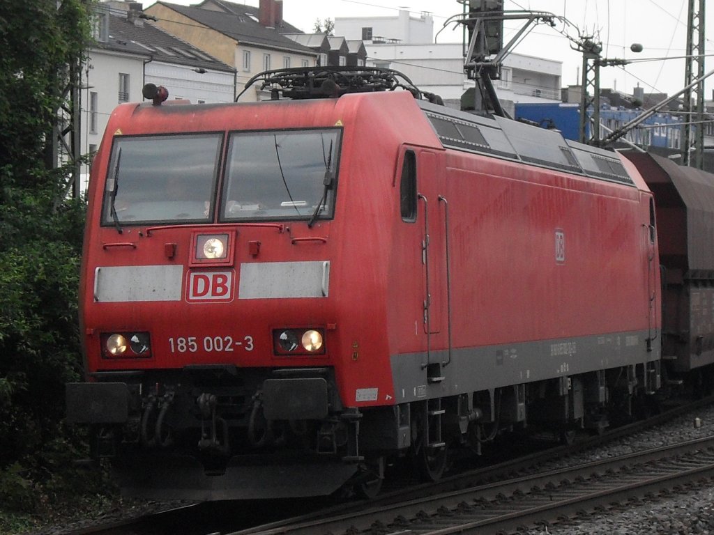 185 002-3 entklebt am 22.06.10. in Bonn mit einem G�terzug in Richtung S�den.