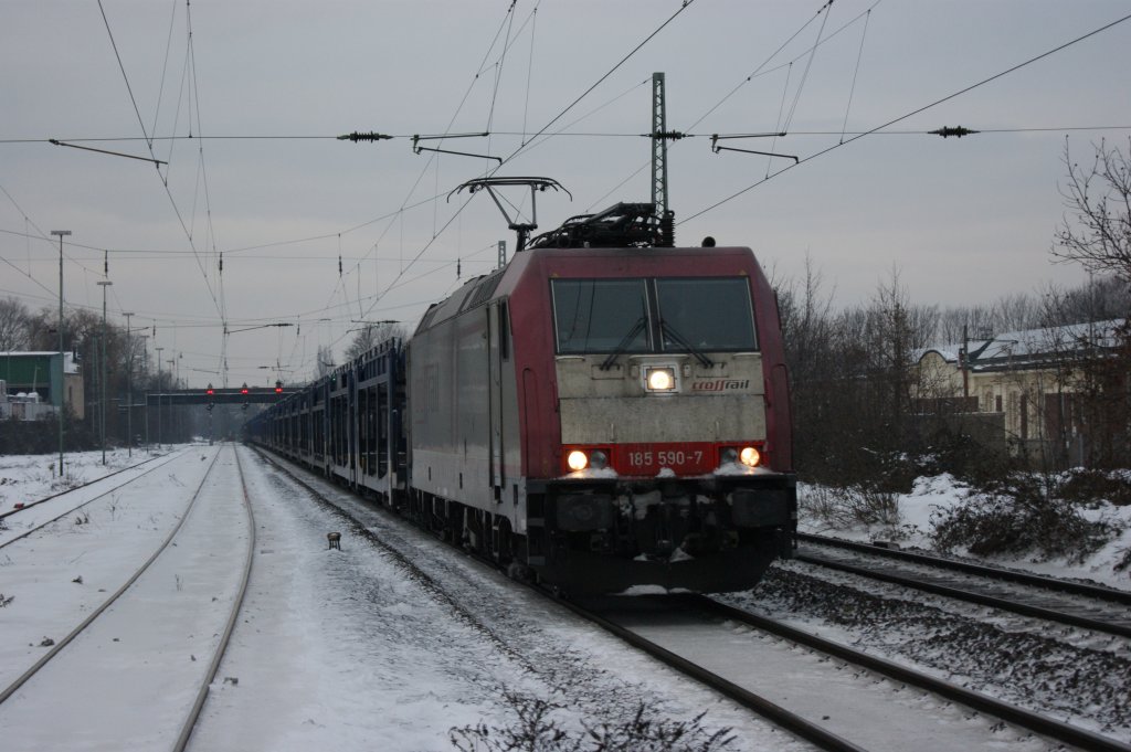 185 590-7 von Crossrail bei der Durchfahrt mit einem leeren Autozug in Bonn-Beuel am 29.12.2010.
