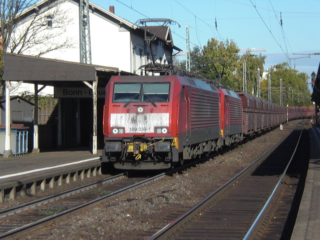 189 039-1 mit einem Erzbomber bei der Durchfahrt in Bonn-Beuel am 21.10.2010.