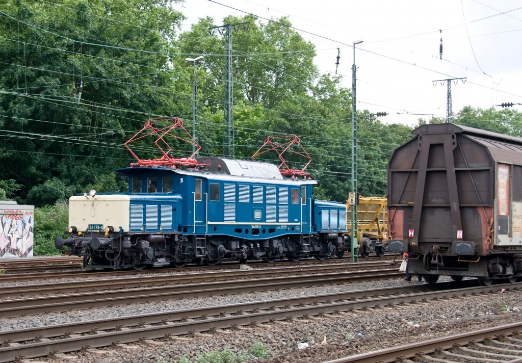 194 178-0 mit einem leeren Weichenzug in K�ln-West.