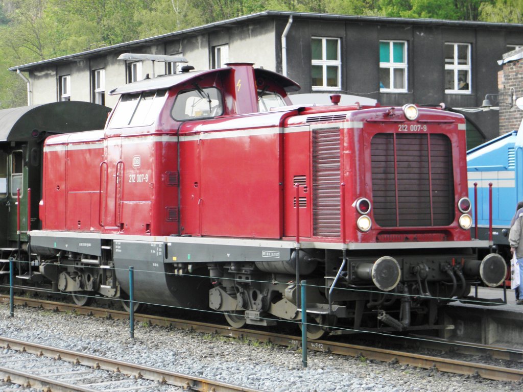 212 007-9 mit dem Pendelzug nach Bochum Hbf am 16.4.2011 in Bochum Dahlhausen