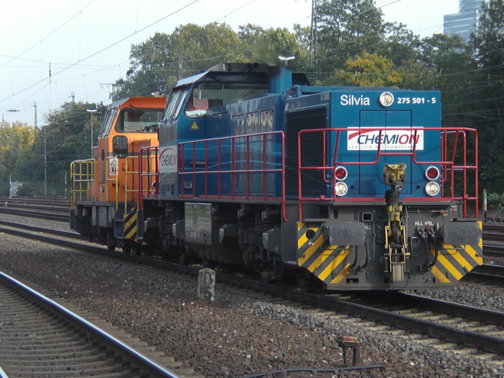 275 501-5 von Chemion kam am 23.10.2010 durch K�ln-West mit einer unbekannter Werkslok im schlepp.