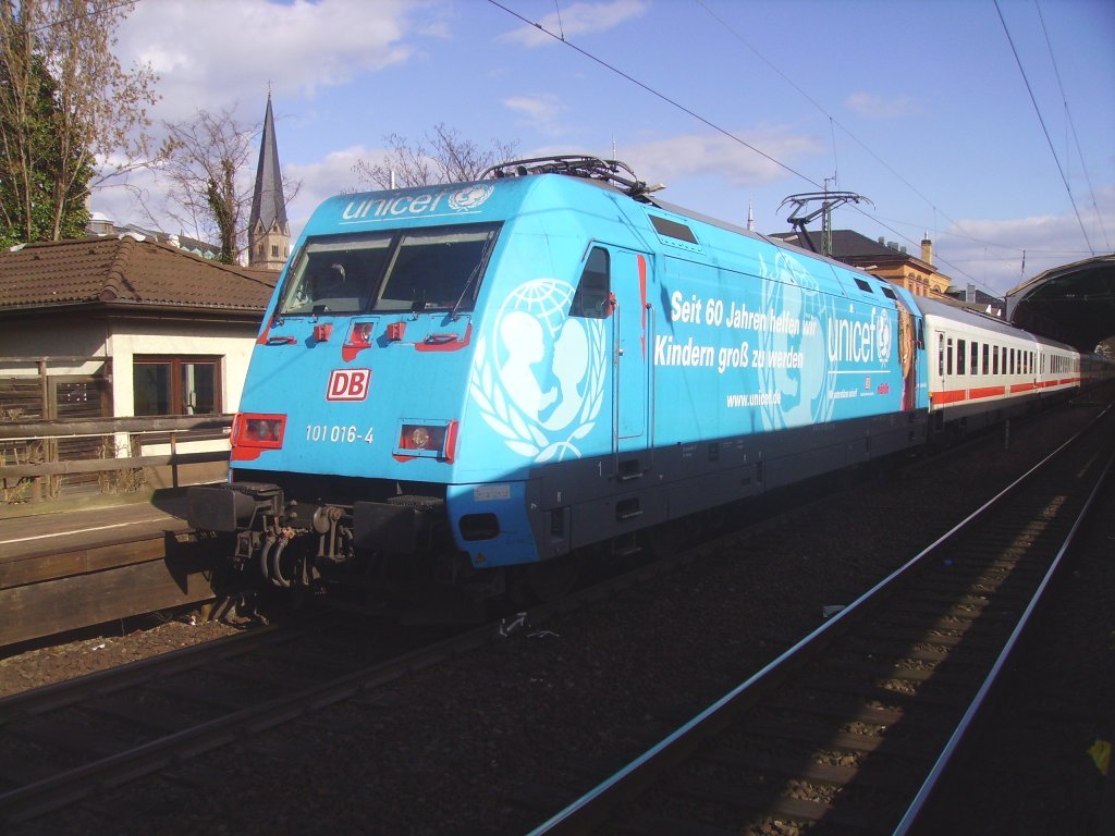 Br 101 mit Unicef Werbung im Bonner Hbf