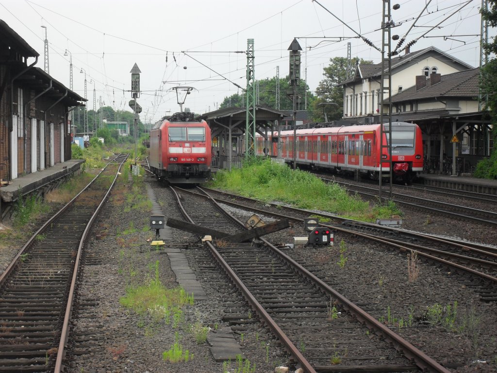 Br 185 auf Gleis 3 und eine Br 425 auf Gleis eins in Beuel am 1.7.10