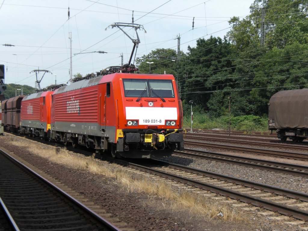 Br.189 031-8 mit Ak vor einem Erzbomber in K�ln-West.