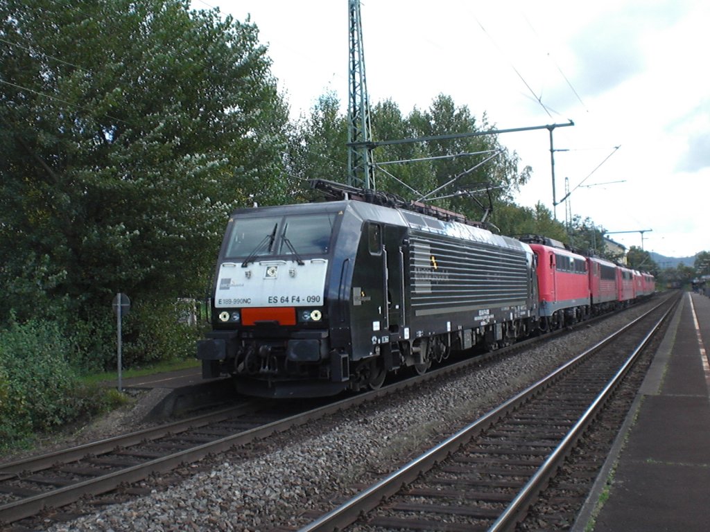 Br.189 990Nc vor einem Lokzug in Bonn-Oberkassel.