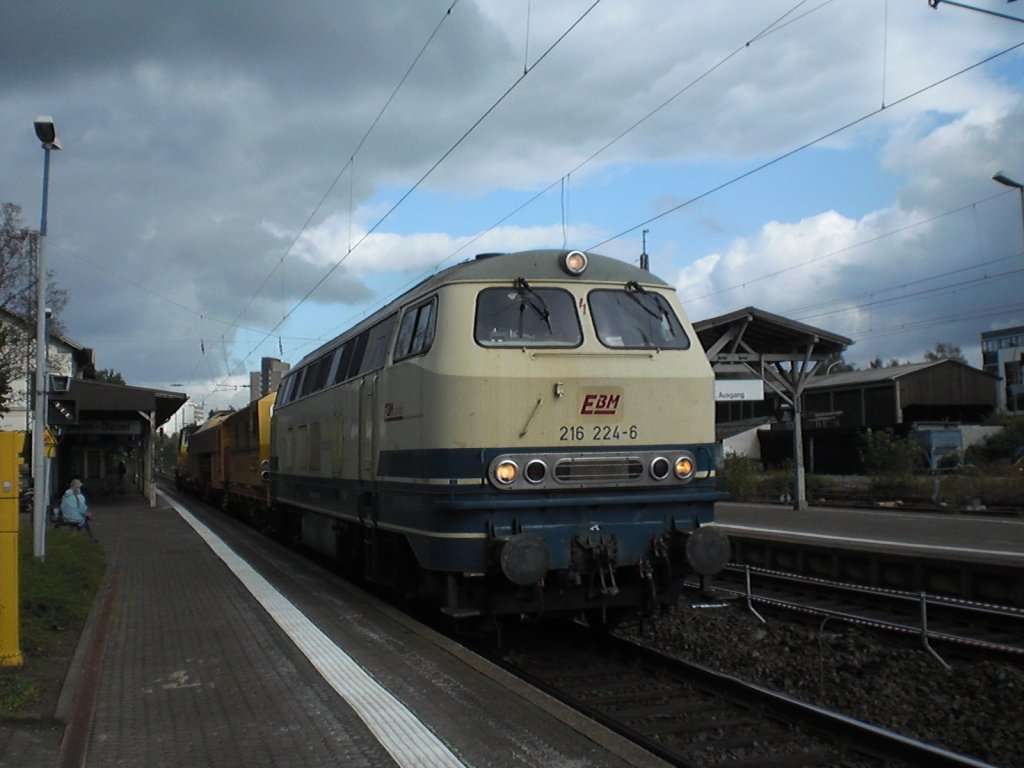 Br.216 224-6 von (EBM) Eisenbahnbetriesgesellschaft Mittelrhein GmbH (EBM Crago vor einem Gleisbauzug am 25.09.2010 in Bonn-Beuel.