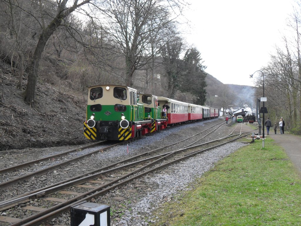 D1 und D2 kahmen im sp�ten Nachmittag des 2.4.10 in den Bahnhof Brohl eingefahren.