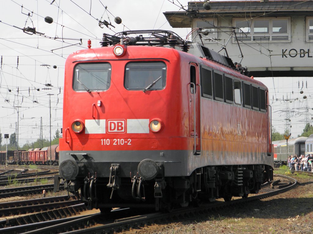 DB 110 210-2 auf der Lokparade in Koblenz-L�tzel am 21.5.2011