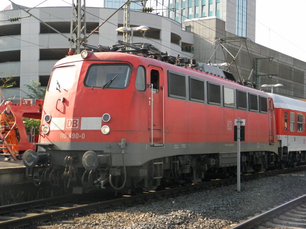 DB 110 490-0 in D�sseldorf Hbf am 4.4.2011