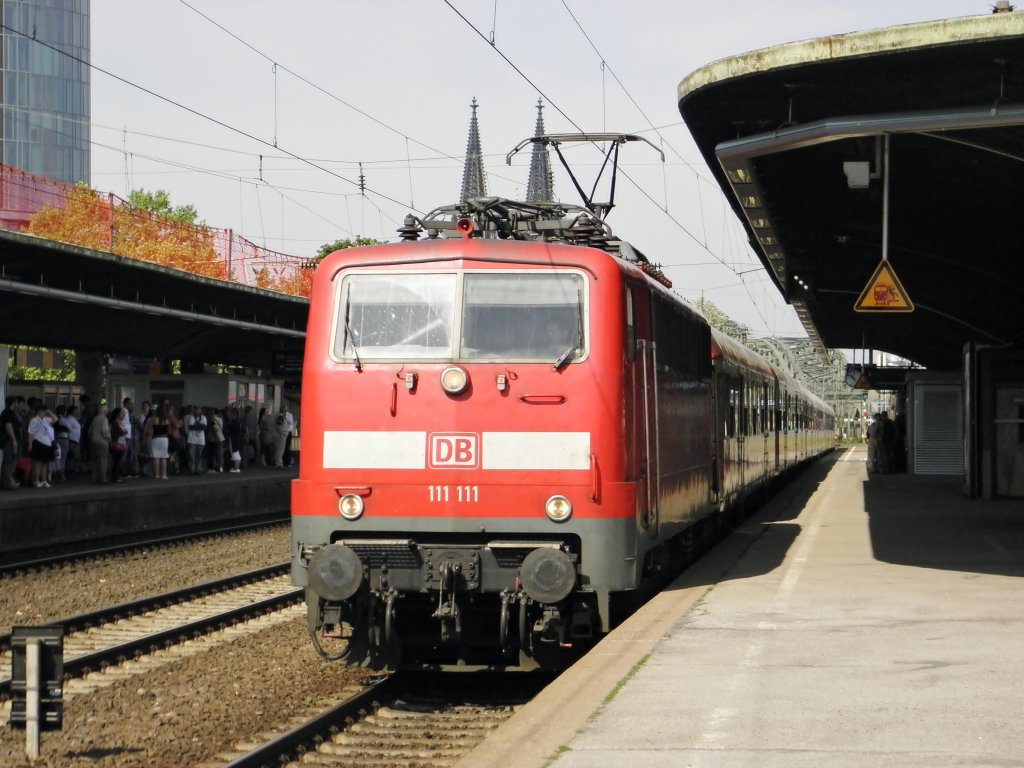 DB 111 111-1 mit einem Sonderzug in K�ln Deutz am 7.5.2011