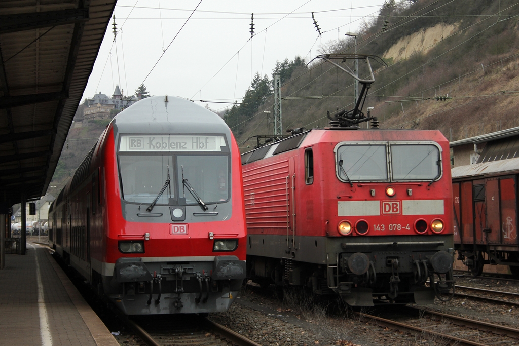 DB 143 078-4 als Tfzf neben einem defekten Dosto-Steuerwagen in Linz am Rhein am 10.3.2012