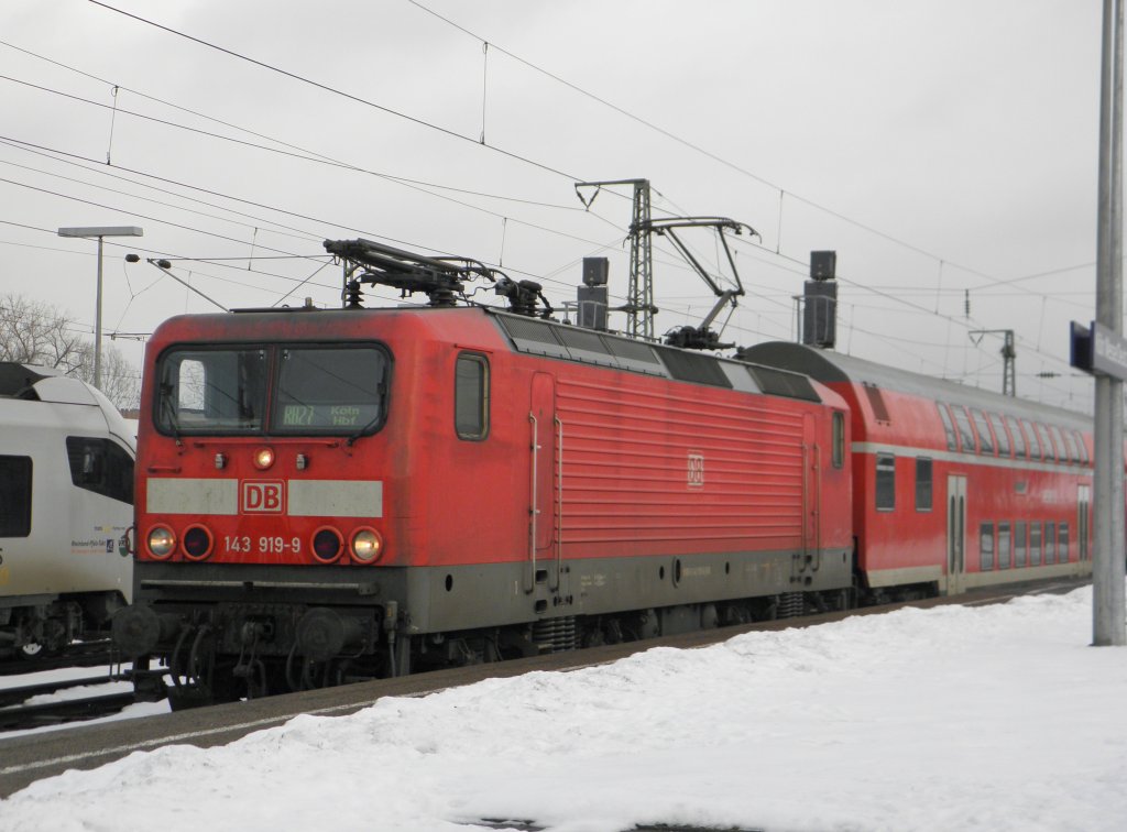 DB 143 919-9 mit dem RB27 in K�ln Deutz am 2.1.11
