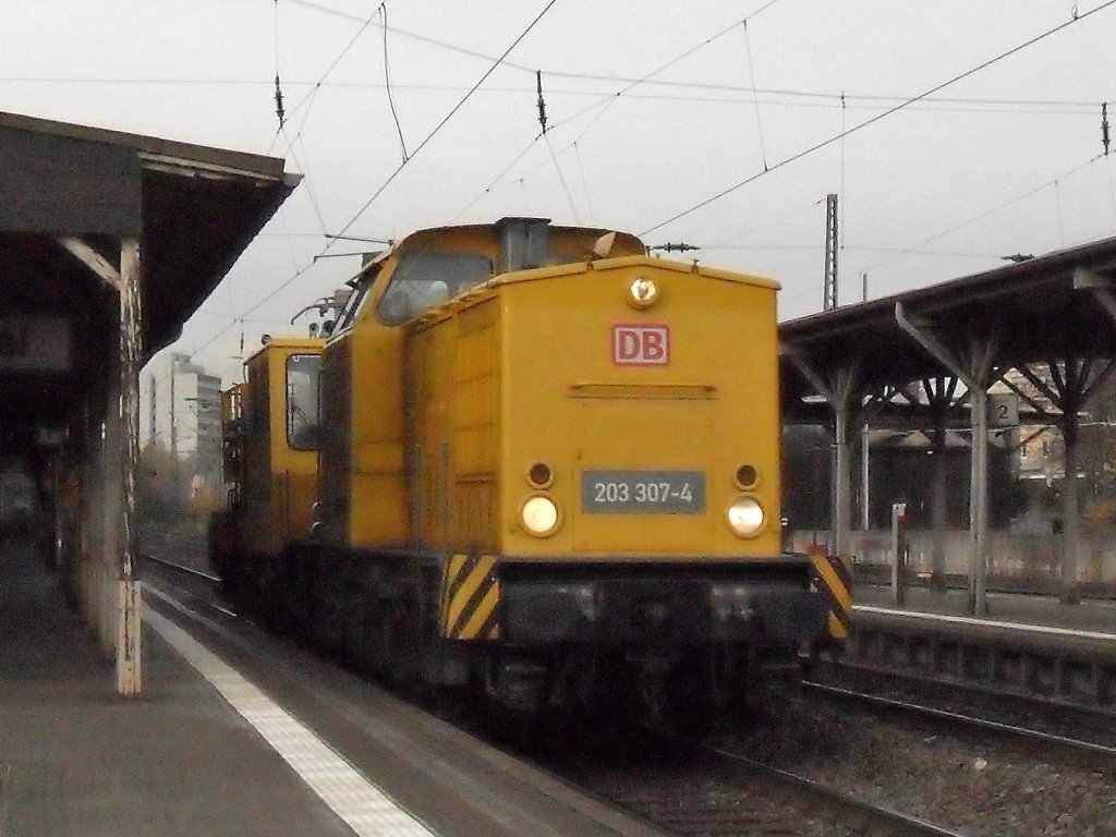DB 203 307-4 mit einem Netzinstandhaltungswagen in Beuel am 15.11.10