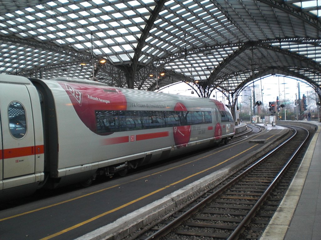 Der Frauenfu�ball-ICE 403 554-9 in K�ln-Hbf am 11.12.2010.