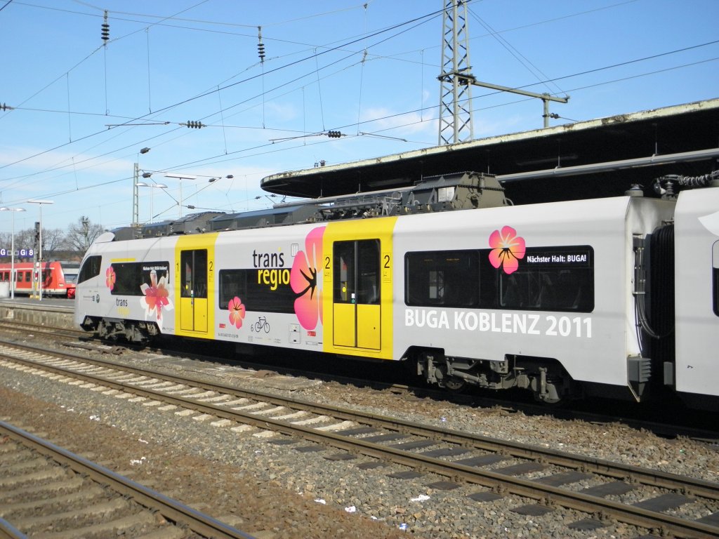 Der neue Werbe-Triebwagen (460 001) aus dem Hause Trans Regio. Sie wirbt f�r die BUGA 2011 in Koblenz. Hier Aufgenommen in K�ln Deutz am 2.4.2011
