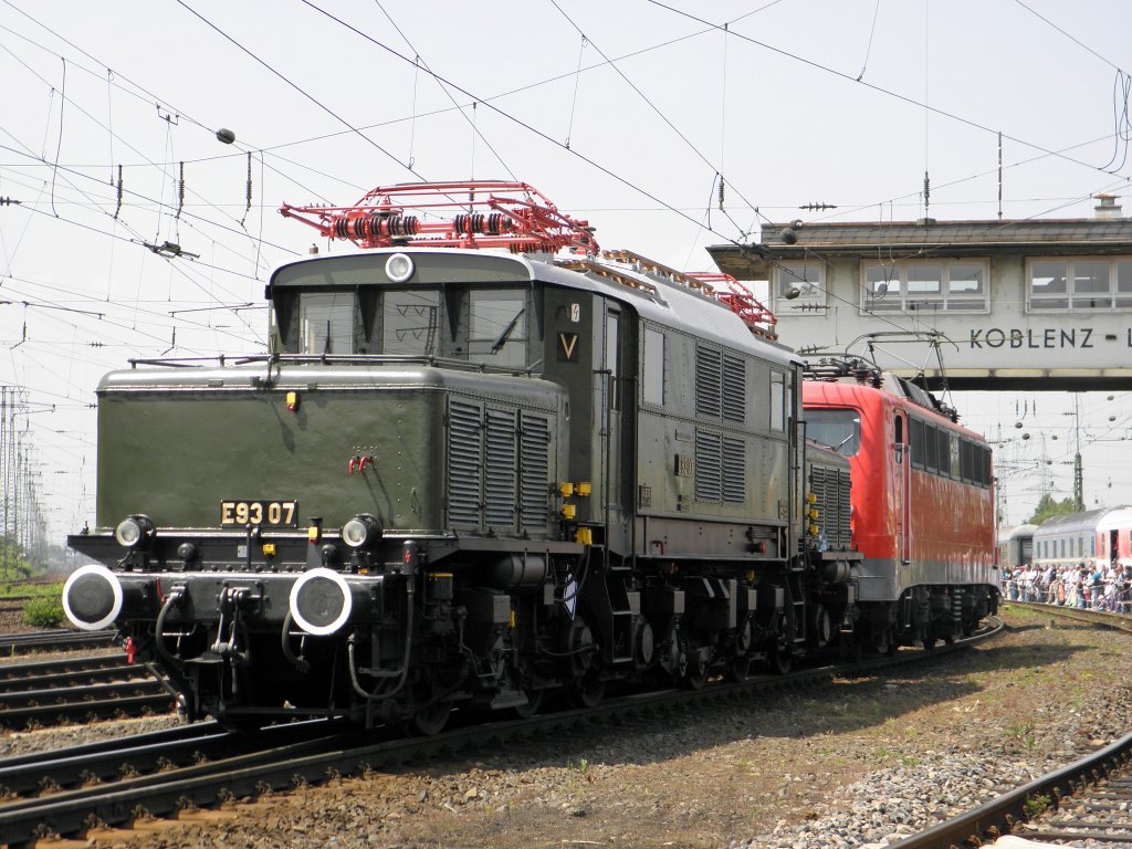E93 07 mit DB 115 152 von E10 EV auf der Lokparade in Koblenz L�tzel am 21.5.2011