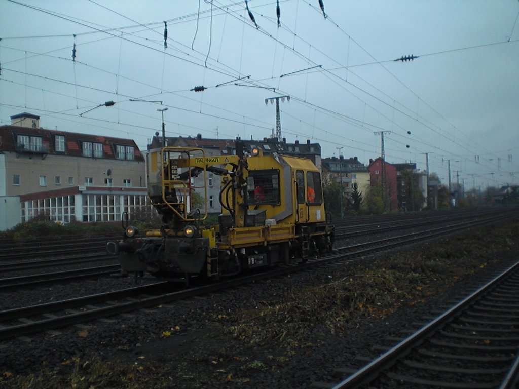 Ein kleines Gleisbaufahrzeug bei der Durchfahrt in K�ln-West am 7.11.2010.