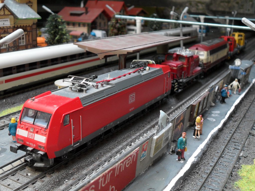 Ein Lokzug, bestehend aus 185 052-9,260 417-1,218 217-8 und zwei Henschel Werksloks, durchf�hrt den Bahnhof meiner Anlage.