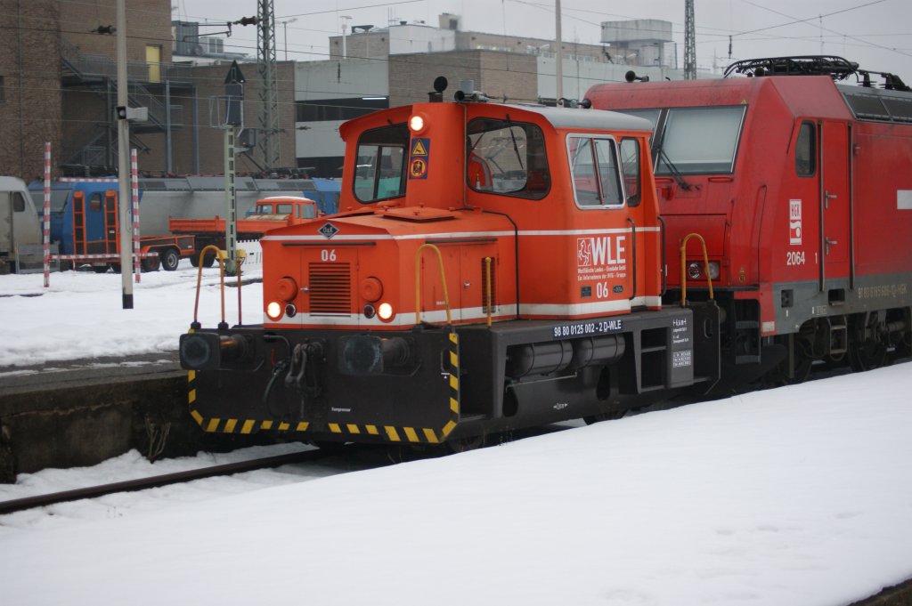 Eine kleine Werksbahn von WLE (Br.125 002-2) rangierte in Krefeld-Hbf eine 185 von HGK herum.
