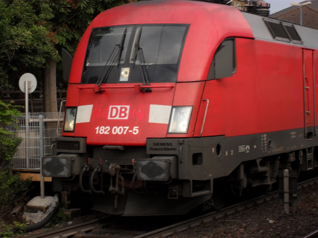 Taurus mit ge�ffneten R�ckspiegeln in Bonn