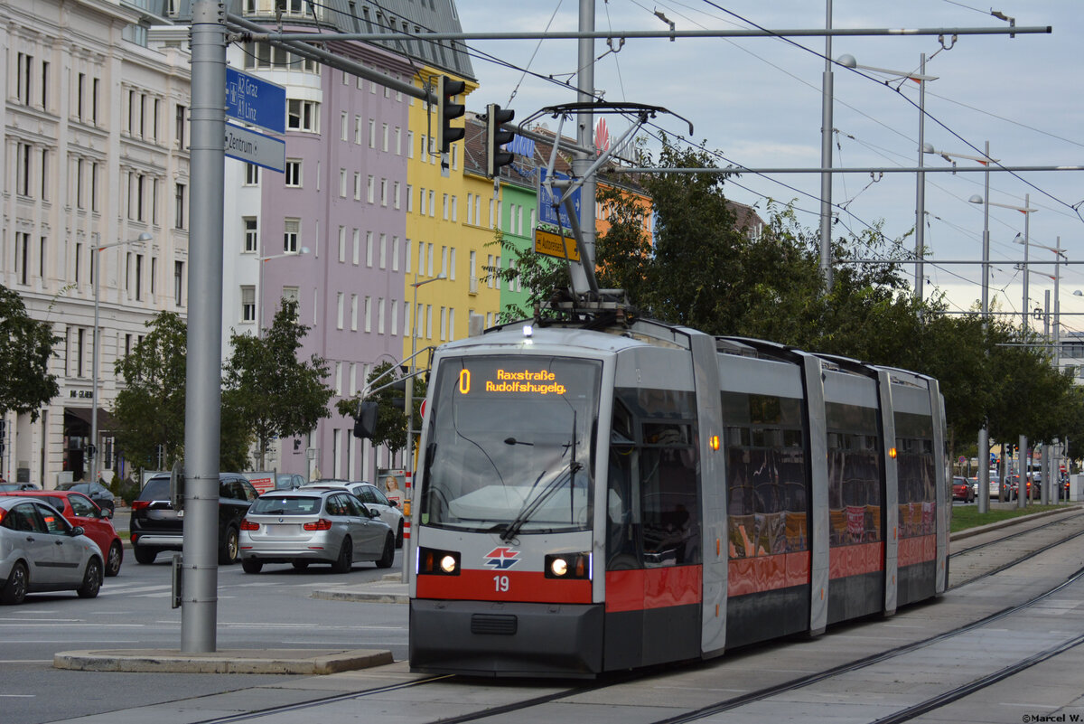 04.10.2019 | Österreich - Wien | Straßenbahn Typ  Ulf  Nummer  19  |