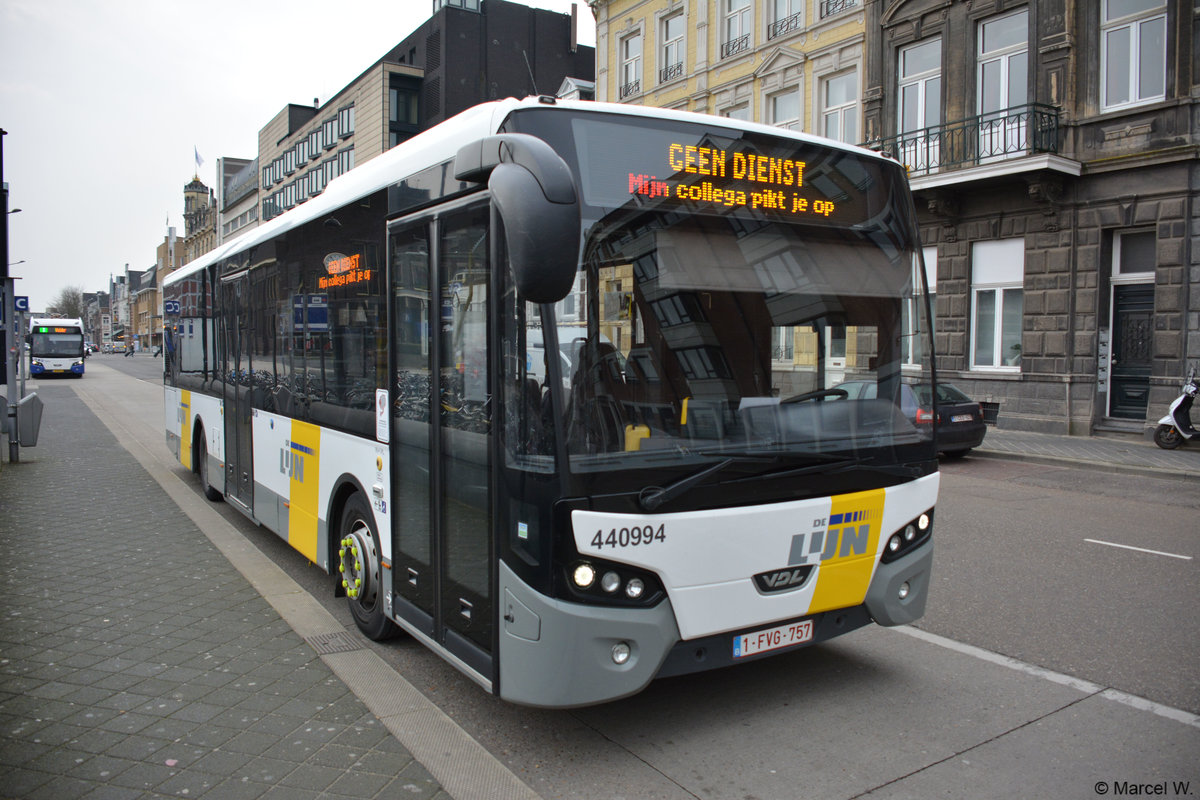 1-FVG-757 (VDL Citea) steht am 06.02.2018 vor dem Bahnhof in Maastricht. 