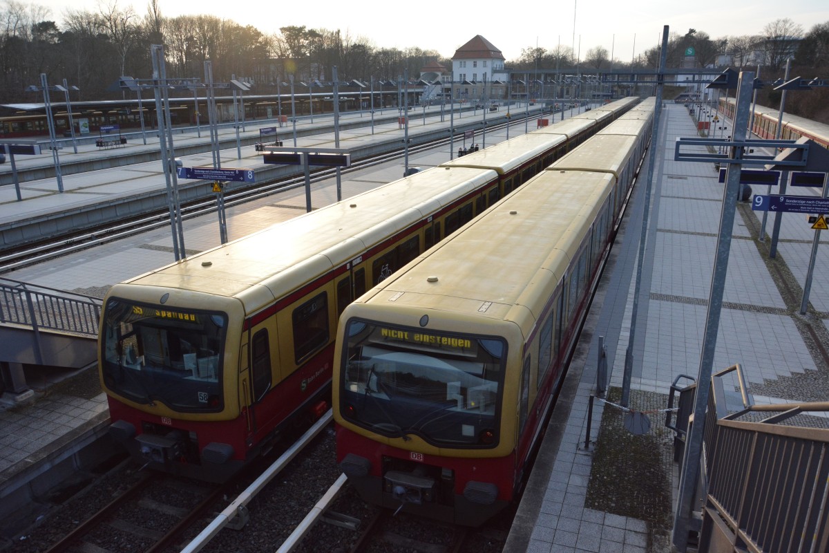 2 mal BR 481 der Berliner S-Bahn , abgestellt am Bahnhof Berlin Olympiastadion. Aufgenommen am 18.01.2015.