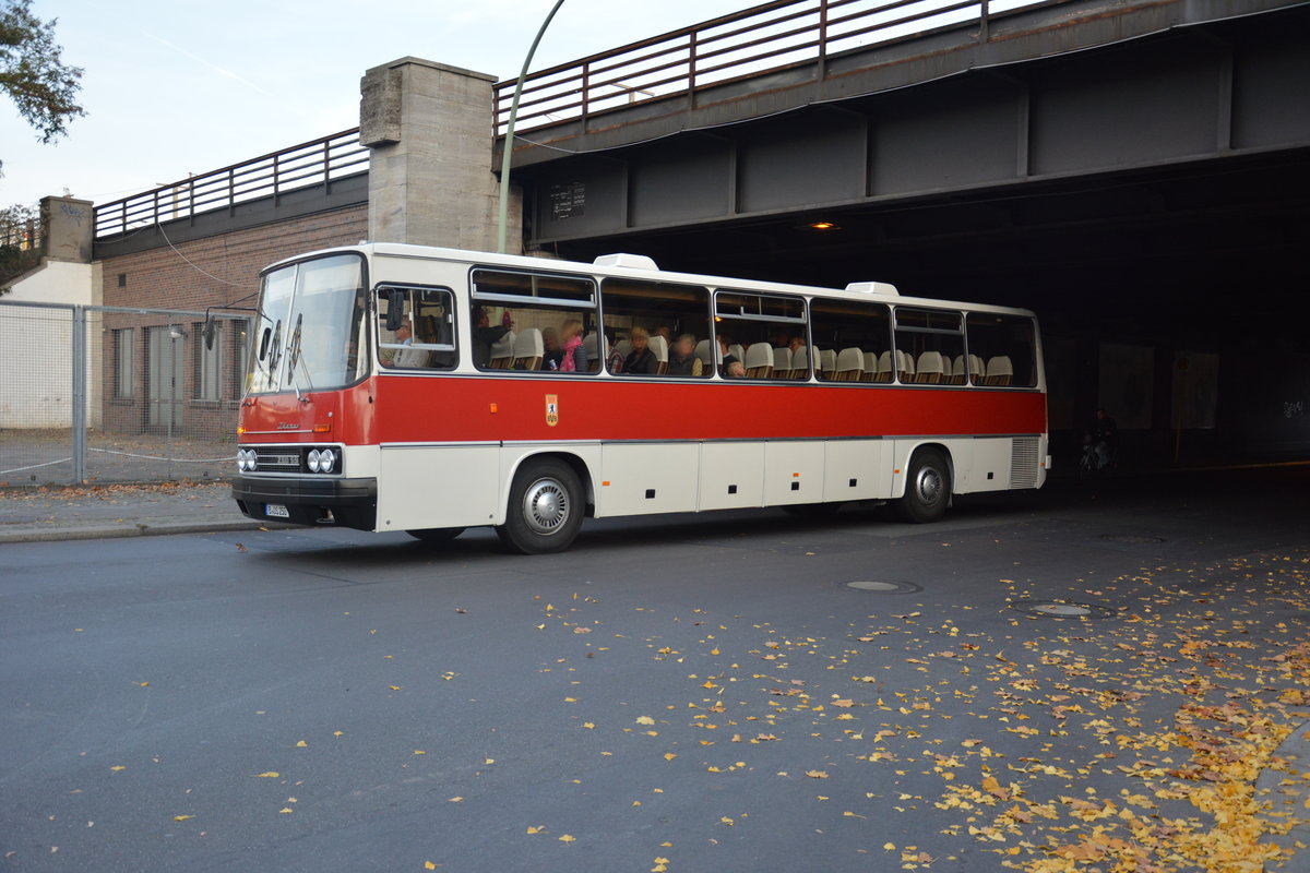  25 Jahre Linie 100  und deswegen sind einige Historische Busse unterwegs zwischen Berlin Zoologischer Garten und Berlin Alexanderplatz. Hier zu sehen ist ein Ikarus 250 59(B-OS 250). Aufgenommen am Bahnhof Berlin Zoologischer Garten / Hertzallee / 31.10.2015.
