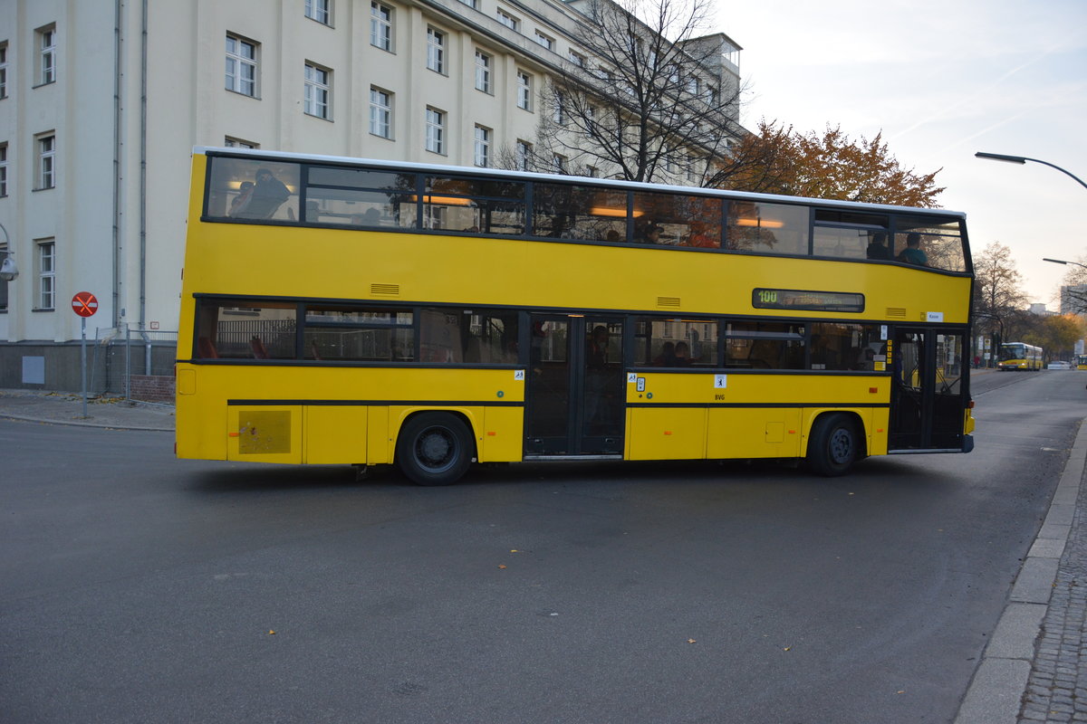  25 Jahre Linie 100  und deswegen sind einige Historische Busse unterwegs zwischen Berlin Zoologischer Garten und Berlin Alexanderplatz. Hier zu sehen ist ein MAN SD 202 DXX (B-Z 3575). Aufgenommen am Bahnhof Berlin Zoologischer Garten / Hertzallee / 31.10.2015.
