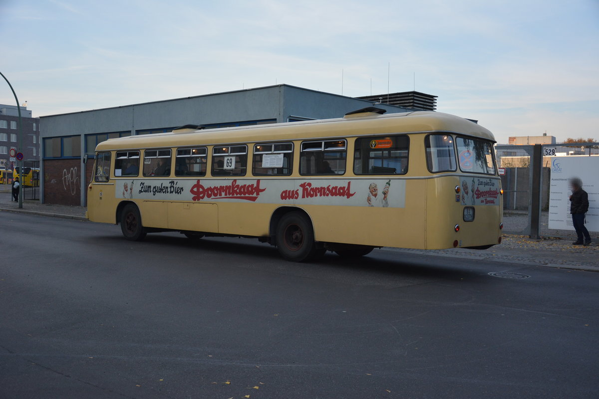  25 Jahre Linie 100  und deswegen sind einige Historische Busse unterwegs zwischen Berlin Zoologischer Garten und Berlin Alexanderplatz. Hier zu sehen ist ein Büssing E2U 62S (Präsident 14R) (B-DV 237H). Aufgenommen am Bahnhof Berlin Zoologischer Garten / Hertzallee / 31.10.2015.
