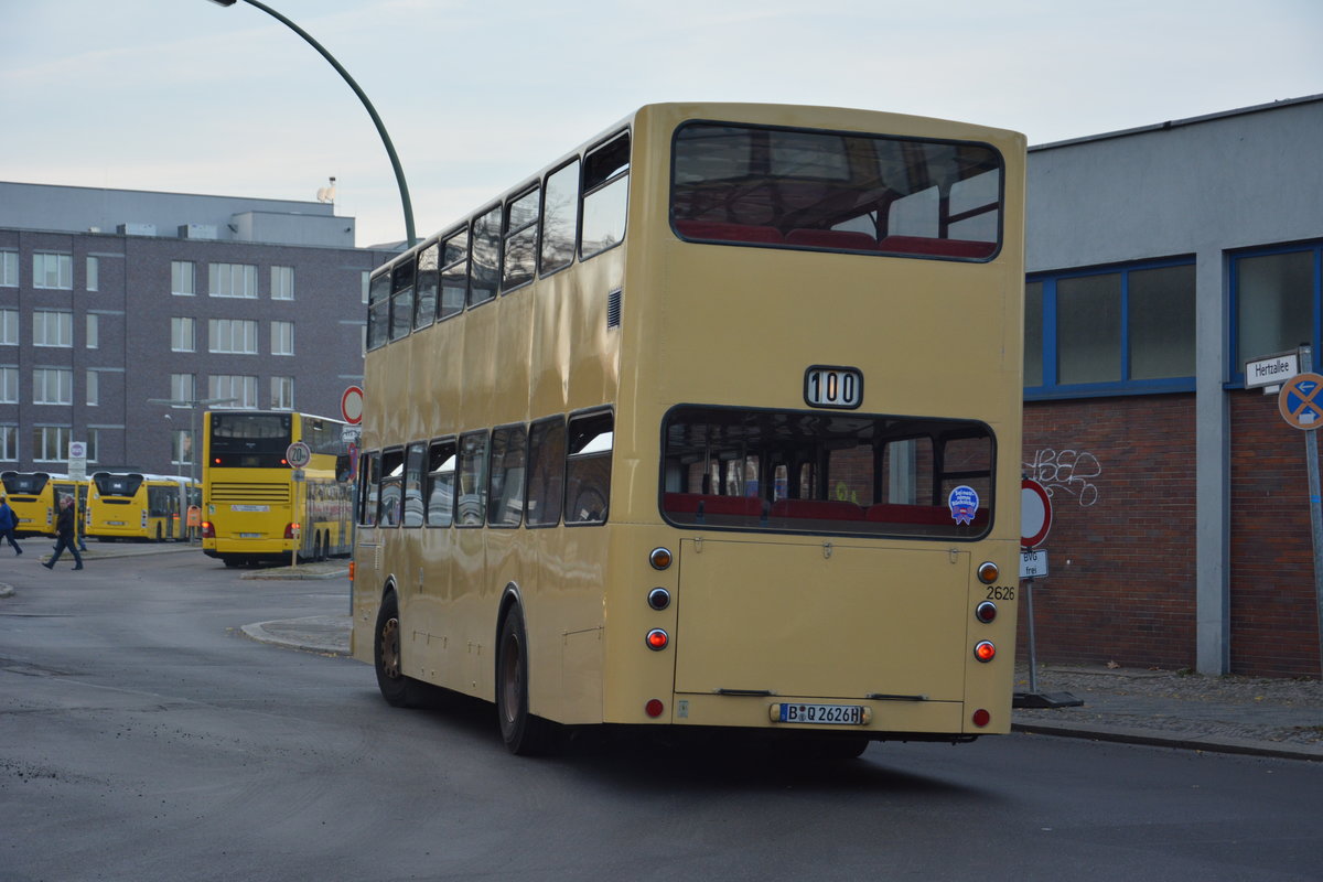  25 Jahre Linie 100  und deswegen sind einige Historische Busse unterwegs zwischen Berlin Zoologischer Garten und Berlin Alexanderplatz. Hier zu sehen ist ein MAN SD 74 (SD 200) (B-Q 2626H). Aufgenommen am Bahnhof Berlin Zoologischer Garten / Hertzallee / 31.10.2015.
