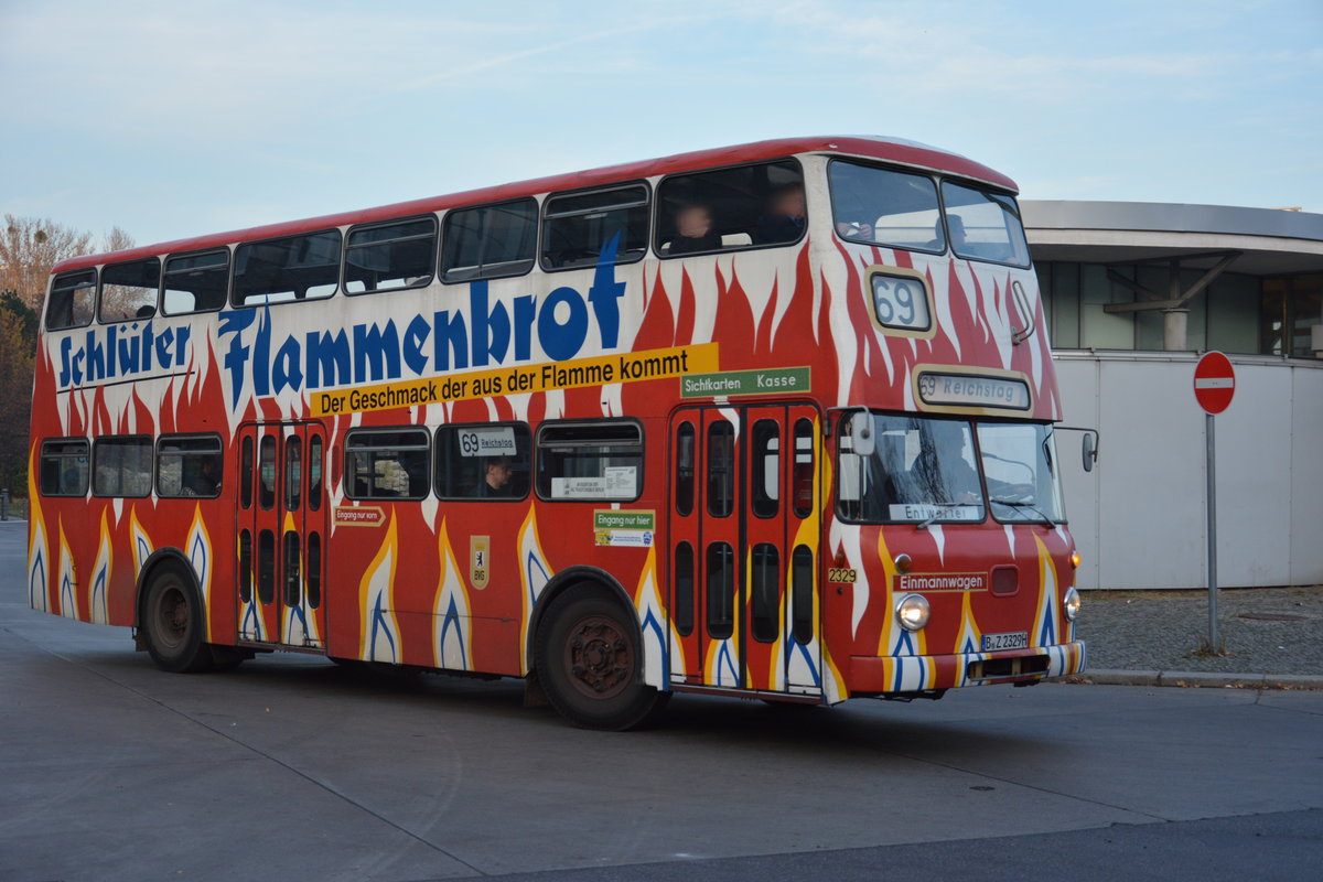  25 Jahre Linie 100  und deswegen sind einige Historische Busse unterwegs zwischen Berlin Zoologischer Garten und Berlin Alexanderplatz. Hier zu sehen ist ein Büssing DE 71 (B-Z 2329H). Aufgenommen am Bahnhof Berlin Zoologischer Garten / Hertzallee / 31.10.2015.

