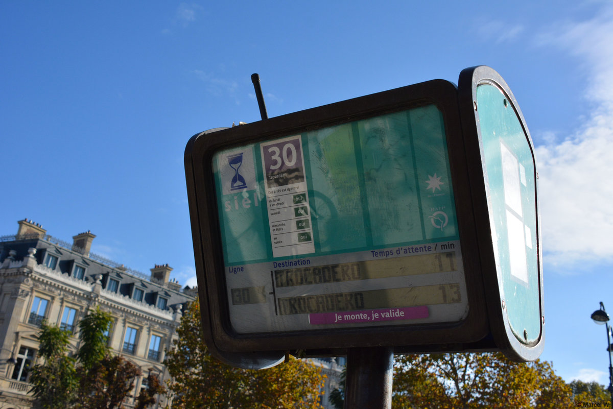 27.10.2018 / Frankreich - Paris / Bushaltestelle, Charles de Gaulle - Étoile - Wagram. 