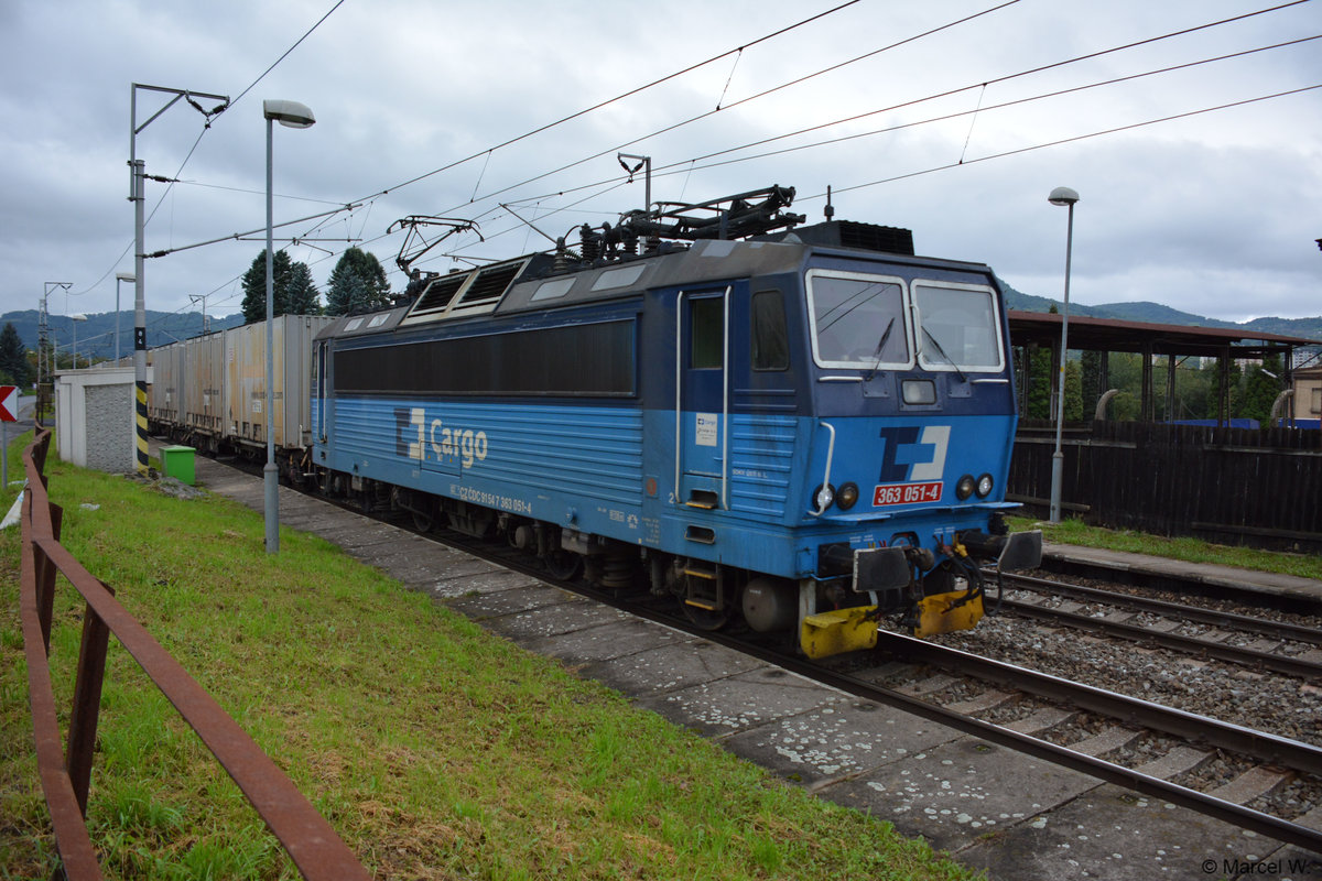 363 051-4 bei der Durchfahrt Křešice u Děčína am 24.09.2017.