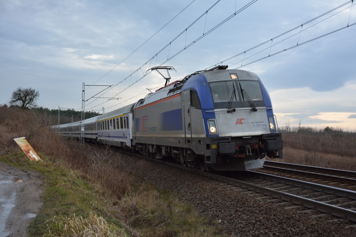 5 370 009 zieht am 16.01.2015 den EuroCity 45 von Berlin nach Warschau. Aufgenommen in Kurvenlage kurz vor der Durchfahrt durch Slubice.
